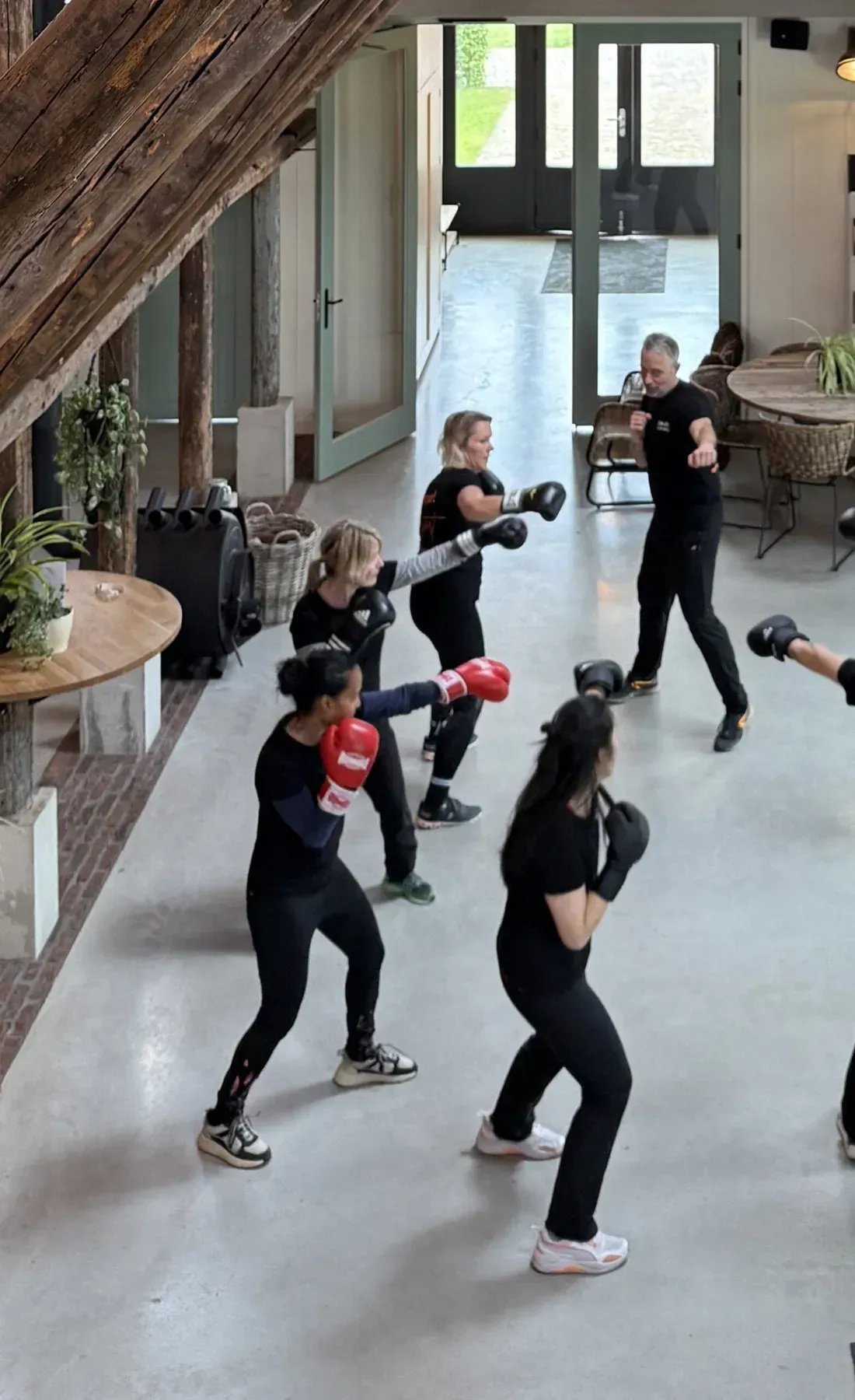 De sfeervolle retreitelocatie omgeven door natuur